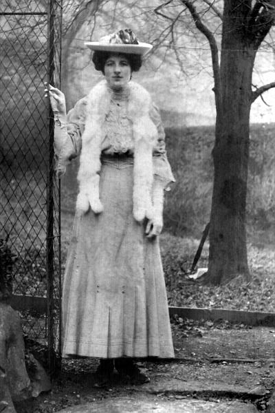 Unknown lady ( possibly Armistead ).jpg - Unknown lady - thought to be a member of the Armistead family or a friend  ( Can anyone give names or date ? )  